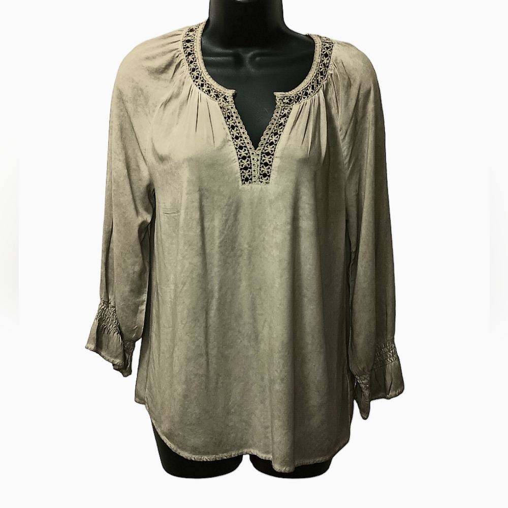 - FLORAL & IVY CROCHET NECKLINE TOP